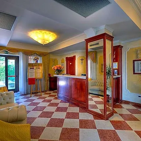 Russo Palace מלון 4*